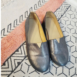 TKEES METALLIC GRAY SHIMMER LOAFERS, SZ 7.5